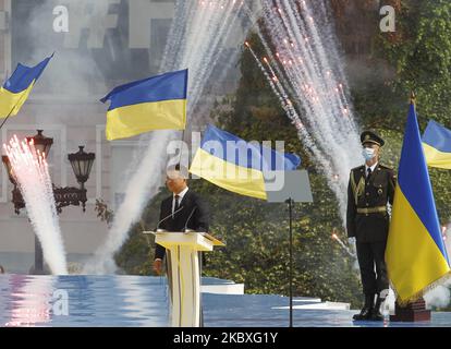 Der Präsident der Ukraine, Wolodymyr Zelenski, reagiert auf die Feier des Unabhängigkeitstages auf dem Sophienplatz in Kiew, Ukraine, am 24. August 2020. Die Ukraine feiert am 24. August 2020 den 29.. Jahrestag der Unabhängigkeit. (Foto von STR/NurPhoto) Stockfoto