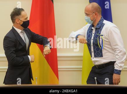 Der ukrainische Premierminister Denys Shmyhal (R) begrüßt den deutschen Außenminister Heiko Maas (L) am 24. August 2020 in Kiew, Ukraine. Die Ukraine feiert den Unabhängigkeitstag. (Foto von Sergii Chartschenko/NurPhoto) Stockfoto