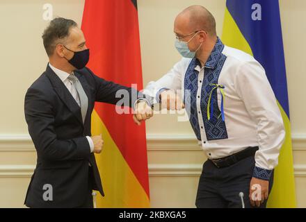 Der ukrainische Premierminister Denys Shmyhal (R) begrüßt den deutschen Außenminister Heiko Maas (L) am 24. August 2020 in Kiew, Ukraine. Die Ukraine feiert den Unabhängigkeitstag. (Foto von Sergii Chartschenko/NurPhoto) Stockfoto