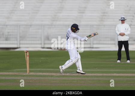 Wayne Madsen wird von Matt Salisbury aus Durham während des Bob Willis Trophy-Spiels zwischen dem Durham County Cricket Club und dem Derbyshire County Cricket Club in Emirates Riverside, Chester le Street, gewirft (Foto: Mark Fletcher/MI News/NurPhoto) Stockfoto