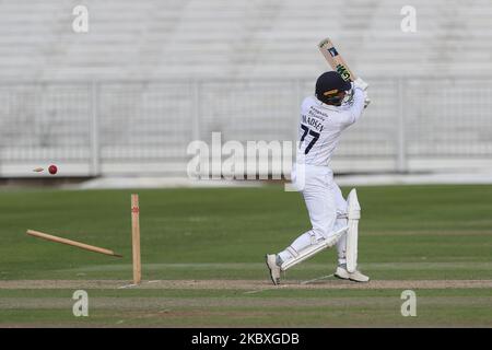 Wayne Madsen wird von Matt Salisbury aus Durham während des Bob Willis Trophy-Spiels zwischen dem Durham County Cricket Club und dem Derbyshire County Cricket Club in Emirates Riverside, Chester le Street, gewirft (Foto: Mark Fletcher/MI News/NurPhoto) Stockfoto