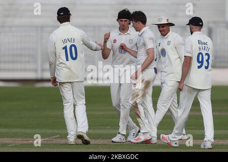 Matt Salisbury wird von seinen Teamkollegen gratuliert, nachdem er Wayne Madsen von Derbyshire beim Bob Willis Trophy-Spiel zwischen dem Durham County Cricket Club und dem Derbyshire County Cricket Club in Emirates Riverside, Chester le Street, beim Bowling des Derbyshire County im Rahmen des Bob Willis Trophy gratuliert hatte (Foto: Mark Fletcher/MI News/NurPhoto) Stockfoto