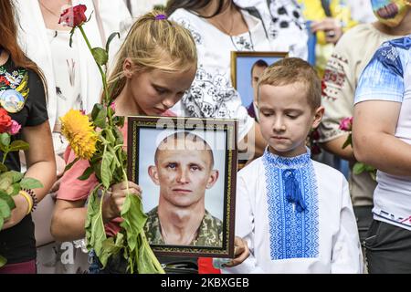 Verwandte tragen Porträts ukrainischer Soldaten, die während des Krieges gegen die Ostukraine während des Marsches der Verteidiger der Ukraine zur Feier des Unabhängigkeitstages in Kiew, Ukraine, am 24. August 2020 getötet wurden. (Foto von Maxym Marusenko/NurPhoto) Stockfoto