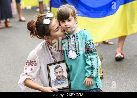 Verwandte tragen Porträts ukrainischer Soldaten, die am 24. August 2020 in Kiew, Ukraine, während des Krieges gegen die Ostukraine getötet wurden. (Foto von Maxym Marusenko/NurPhoto) Stockfoto