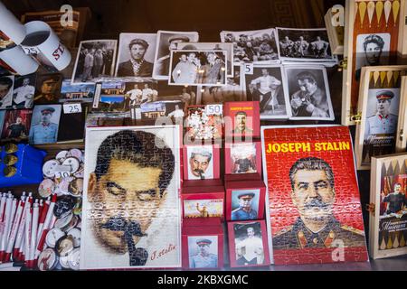 Gori, Georgien - 2022. September: Stalin-Erinnerungsstücke oder Souvenir im Stalin-Museum in Gori, Georgien. Gori ist die Geburtsstadt von Joseph Stalin. Stockfoto