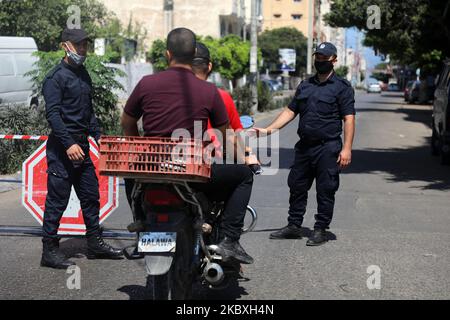 Palästinensische Hamas-Polizisten stoppen Fahrzeuge während einer 48-stündigen Sperre, die nach der Entdeckung der ersten Coronavirus-Fälle im Gazastreifen verhängt wurde, Dienstag, 25. August 2020. (Foto von Majdi Fathi/NurPhoto) Stockfoto