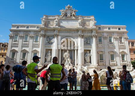 Hohe Temperaturen und covid19 leeren am 24. August 2020 die Straßen des Zentrums von Rom, Italien. Viele Kontrollen für Masken, wenige Touristen in den Straßen des heißen römischen Sommers 2020. Die Polizei kontrolliert am Trevi-Brunnen, nicht alle Touristen tragen Masken an überfüllten Orten. (Foto von Riccardo Fabi/NurPhoto) Stockfoto