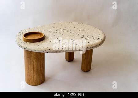 Designer Couchtisch, Basis und Platte aus Massivholz in Terrazzo, Eichenholz auf weißem Hintergrund Stockfoto