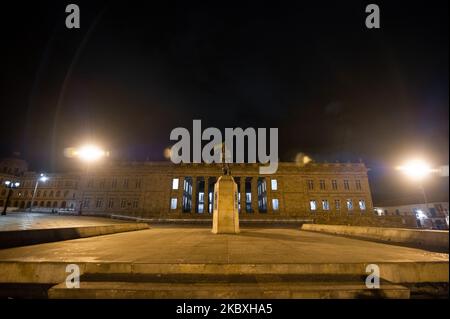 Eine allgemeine Ansicht des Bolivar-Platzes 'Plaza de Bolivar' und des dahinter liegenden kolumbianischen Kongressgebäudes während der sektorisierten Aussperrung durch das neuartige Coronavirus in Bogota, Kolumbien, am 13. August 2020. (Foto von Sebastian Barros/NurPhoto) Stockfoto