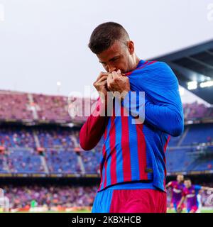 Gerard Piqué küsst das Schild des FC Barcelona, nachdem er am 15.. August 2021 im Camp Nou in Barcelona, Spanien, ein Tor im La Liga-Spiel zwischen dem FC Barcelona und Real Sociedad erzielt hat Stockfoto