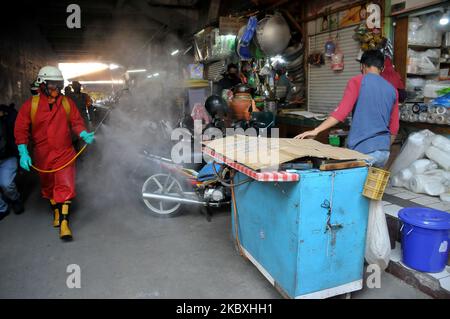 Am 25,2020. August sprühen Beamte Desinfektionsmittel auf dem Klender Traditional Market, Jakarta. Das Spritzen, das im Gebiet von East Jakarta durchgeführt wurde, besuchte eine Kombination aus TNI, Police, Fire Service, PMI, den überfüllten Markt und die Hauptstraßen, um die Ausbreitung von covid-19 zu verhindern, das derzeit in Fällen von covid in Indonesien immer noch hoch ist. Dasril Roszandi (Foto von Dasril Roszandi/NurPhoto) Stockfoto