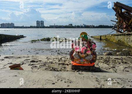 Ein Idol von Ganesha sitzt an einem Ufer des Flusses Ganges nach dem Eintauchen. Travel Festlichkeiten von Ganesh chaturthai kamen zu einem Ende mit dem Eintauchen der Elefantenköpfigen Gottheit Ganesha in den Fluß Ganges. Dieses Jahr wurde die Feier aufgrund von COVID eingeschränkt, doch viele Haushalte feierten das Fest auf ihre eigene persönliche Weise. (Foto von Debarchan Chatterjee/NurPhoto) Stockfoto