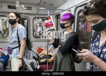 Während des Ausbruchs der Coronavirus-Krankheit COVID-19 in Kiew, Ukraine, am 25. August 2020 tragen Passagiere in einer U-Bahn Schutzmasken. (Foto von Maxym Marusenko/NurPhoto) Stockfoto