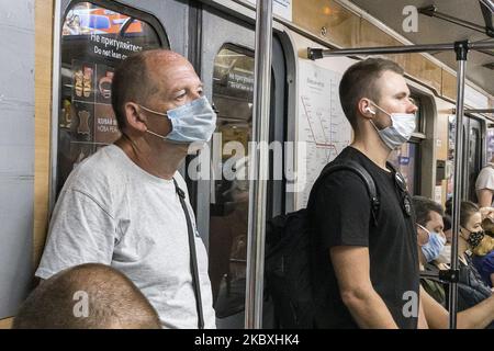 Während des Ausbruchs der Coronavirus-Krankheit COVID-19 in Kiew, Ukraine, am 25. August 2020 tragen Passagiere in einer U-Bahn Schutzmasken. (Foto von Maxym Marusenko/NurPhoto) Stockfoto