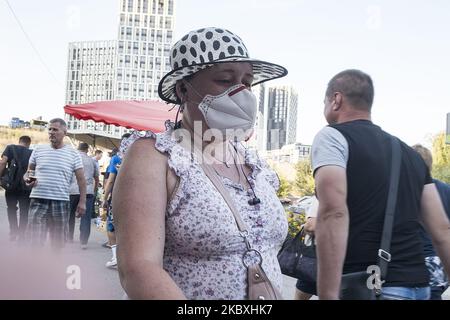 Frau mit einer schützenden Gesichtsmaske während des Ausbruchs der Coronavirus-Krankheit COVID-19 in Kiew, Ukraine, am 25. August 2020. . (Foto von Maxym Marusenko/NurPhoto) Stockfoto