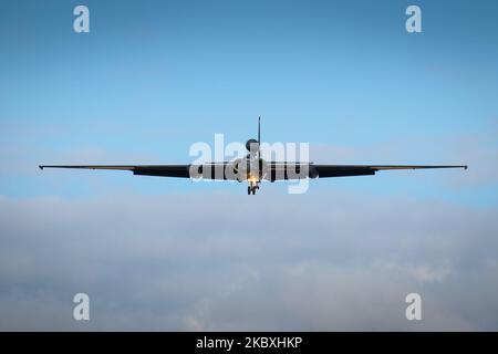 68-10337 USAF Lockheed U-2 Dragon Lady Hochflugaufklärungsflugzeug (NOUN01) steigt am 22. August 2020 in RAF Fairford in Gloucestershire, England, ab. (Foto von Jon Hobley/MI News/NurPhoto) Stockfoto