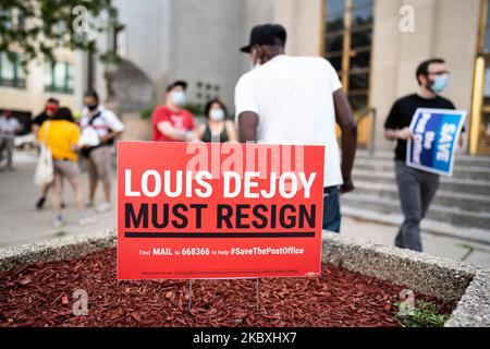 Ein Zeichen der Kritik an Postmaster General Louis DeJoy ist vor dem Uptown-Postamt in Chicago, IL, während einer Kundgebung zu sehen, bei der Demonstranten am 25. August 2020 einen voll finanzierten US-Postdienst und ein Ende der Dienstkürzungen durch DeJoy forderten. (Foto von Max Herman/NurPhoto) Stockfoto
