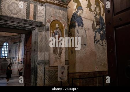 Touristen, die am 25. August 2020 im Chora Church Museum in Istanbul, Türkei, zu sehen waren. Das berühmte Museum der Stadt wird nach einem Dekret des Präsidenten in eine Moschee umgewandelt und für den muslimischen Gottesdienst geöffnet. Die Entscheidung, das Museum in eine Moschee umzuwandeln, kommt nur einen Monat, nachdem Präsident Erdogan das Hagia Sophia-Museum kontrovers in eine Moschee verwandelt hat. Das Chora Church Museum stammt aus der byzantinischen Zeit, als es ursprünglich als Kloster erbaut wurde, während der osmanischen Zeit wurde es in eine Moschee umgewandelt, bevor es 1948 in ein Museum umgewandelt wurde. Der Innenraum ist mit einigen o dekoriert Stockfoto