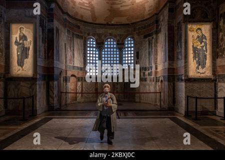 Touristen, die am 25. August 2020 im Chora Church Museum in Istanbul, Türkei, zu sehen waren. Das berühmte Museum der Stadt wird nach einem Dekret des Präsidenten in eine Moschee umgewandelt und für den muslimischen Gottesdienst geöffnet. Die Entscheidung, das Museum in eine Moschee umzuwandeln, kommt nur einen Monat, nachdem Präsident Erdogan das Hagia Sophia-Museum kontrovers in eine Moschee verwandelt hat. Das Chora Church Museum stammt aus der byzantinischen Zeit, als es ursprünglich als Kloster erbaut wurde, während der osmanischen Zeit wurde es in eine Moschee umgewandelt, bevor es 1948 in ein Museum umgewandelt wurde. Der Innenraum ist mit einigen o dekoriert Stockfoto