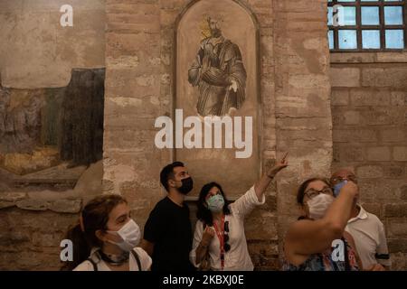 Touristen, die am 25. August 2020 im Chora Church Museum in Istanbul, Türkei, zu sehen waren. Das berühmte Museum der Stadt wird nach einem Dekret des Präsidenten in eine Moschee umgewandelt und für den muslimischen Gottesdienst geöffnet. Die Entscheidung, das Museum in eine Moschee umzuwandeln, kommt nur einen Monat, nachdem Präsident Erdogan das Hagia Sophia-Museum kontrovers in eine Moschee verwandelt hat. Das Chora Church Museum stammt aus der byzantinischen Zeit, als es ursprünglich als Kloster erbaut wurde, während der osmanischen Zeit wurde es in eine Moschee umgewandelt, bevor es 1948 in ein Museum umgewandelt wurde. Der Innenraum ist mit einigen o dekoriert Stockfoto