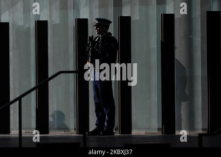 Ein bewaffneter Polizeibeamter steht vor dem Christchurch High Court vor dem dritten Tag einer viertägigen Strafverhandlung für Brenton Harrison Tarrant in Christchurch, Neuseeland, am 26. August 2020. Der australische weiße Supremaist Tarrant, 29, der am 15. März 2019 den Angriff auf zwei Moscheen verübt hat, wird zu 51 Anklagepunkten wegen Mordes, 40 wegen versuchten Mordes und einer Anklage nach dem Terrorism Suppression Act verurteilt. (Foto von Sanka Vidanagama/NurPhoto) Stockfoto