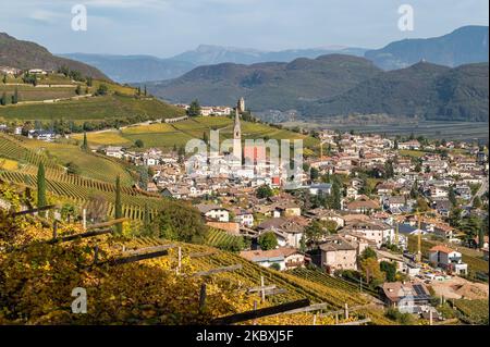 Tramin Dorf (Tramin) entlang der Weinstraße. Tramin ist das Weindorf in Südtirol - Provinz Bozen - Norditalien Stockfoto