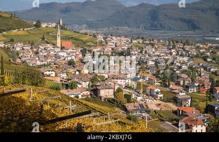 Tramin Dorf (Tramin) entlang der Weinstraße. Tramin ist das Weindorf in Südtirol - Provinz Bozen - Norditalien Stockfoto