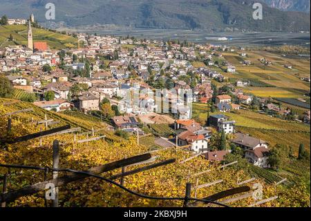 Tramin Dorf (Tramin) entlang der Weinstraße. Tramin ist das Weindorf in Südtirol - Provinz Bozen - Norditalien Stockfoto