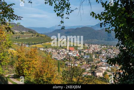 Tramin Dorf (Tramin) entlang der Weinstraße. Tramin ist das Weindorf in Südtirol - Provinz Bozen - Norditalien Stockfoto