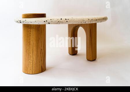 Designer Couchtisch, Basis und Platte aus Massivholz in Terrazzo, Eichenholz auf weißem Hintergrund Stockfoto