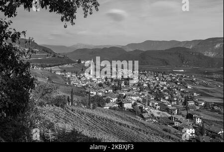 Tramin Dorf (Tramin) entlang der Weinstraße. Tramin ist das Weindorf in Südtirol - Provinz Bozen - Norditalien Stockfoto