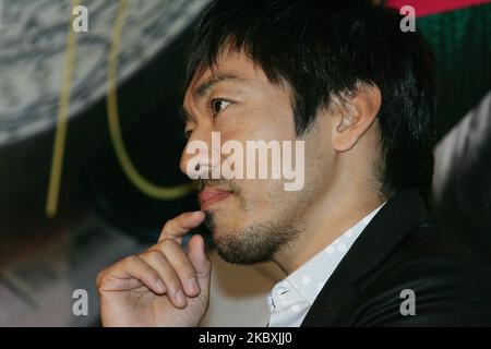 Teruyuki Kagawa, japanischer Schauspieler, beantwortet die Reporterfrage im Kino während einer neuen Omnibus-Pressekonferenz „Tokyo“ am 15. oktober 2008 in Seoul, Südkorea. Teruyuki Kagawa ist ein japanischer Schauspieler. Er wurde zweimal für den Preis für den besten Nebendarsteller bei den Japanese Academy Awards nominiert, einmal für Warau iemon und einmal für Kita no zeronen. (Foto von Seung-il Ryu/NurPhoto) Stockfoto