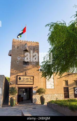 Dubai, VAE - Oktober 2022: Kreuzung des Civilizations Museum, gelegen im historischen Shindagha-Gebiet im Bur Dubai-Gebiet, Vereinigte Arabische Emirate Stockfoto