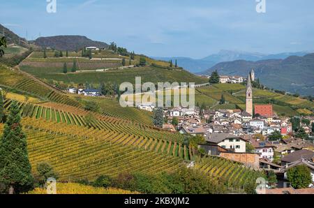 Tramin Dorf (Tramin) entlang der Weinstraße. Tramin ist das Weindorf in Südtirol - Provinz Bozen - Norditalien Stockfoto