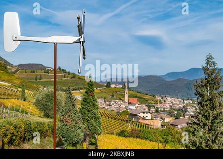 Tramin Dorf (Tramin) entlang der Weinstraße. Tramin ist das Weindorf in Südtirol - Provinz Bozen - Norditalien Stockfoto