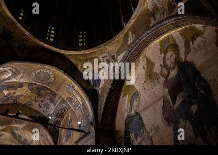 Chora Church Museum in Istanbul, Türkei gesehen am 26. August 2020. Das berühmte Museum der Stadt wird nach einem Dekret des Präsidenten in eine Moschee umgewandelt und für den muslimischen Gottesdienst geöffnet. Die Entscheidung, das Museum in eine Moschee umzuwandeln, kommt nur einen Monat, nachdem Präsident Erdogan das Hagia Sophia-Museum kontrovers in eine Moschee verwandelt hat. Das Chora Church Museum stammt aus der byzantinischen Zeit, als es ursprünglich als Kloster erbaut wurde, während der osmanischen Zeit wurde es in eine Moschee umgewandelt, bevor es 1948 in ein Museum umgewandelt wurde. Das Innere ist mit einigen der ältesten Byzanten dekoriert Stockfoto