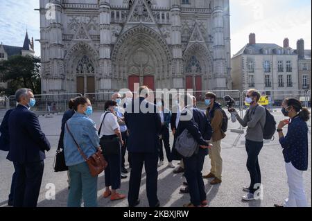 Am Dienstag, den 26. August 2020, ging der neue Präfekt von Loire-Atlantique Didier Martin auf den Vorplatz der Kathedrale von Nantes (Frankreich), um die Schäden zu beobachten, die am 18. Juli 2020 am Gebäude entstanden sind, und um eine Bilanz der Arbeiten zur Rehabilitation zu ziehen. (Foto von Estelle Ruiz/NurPhoto) Stockfoto