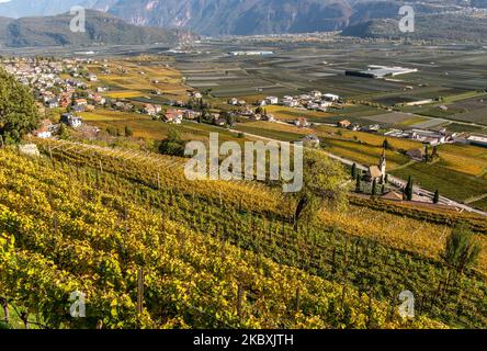 Tramin Dorf (Tramin) entlang der Weinstraße. Tramin ist das Weindorf in Südtirol - Provinz Bozen - Norditalien Stockfoto