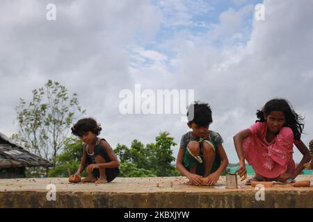 Rohingya-Kinder spielen am 26. August 2020 im Flüchtlingslager Kutupalong in Ukhia, Cox's Bazar, Bangladesch. (Foto von Rehman Asad/NurPhoto) Stockfoto