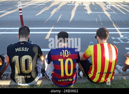 Demonstration vor den Büros des FC Barcelona, in der der Rücktritt des Vereinsvorsitzenden Josep Maria Bartomeu gefordert wird und dass Leo Messi das Team von Barça nicht verlässt, am 26.. August 2020.(Foto: Joan Valls/Urbanandsport /NurPhoto) Stockfoto