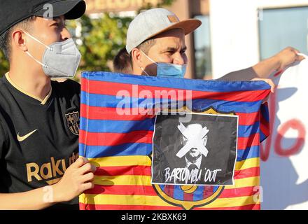 Demonstration vor den Büros des FC Barcelona, in der der Rücktritt des Vereinsvorsitzenden Josep Maria Bartomeu gefordert wird und dass Leo Messi das Team von Barça nicht verlässt, am 26.. August 2020.(Foto: Joan Valls/Urbanandsport /NurPhoto) Stockfoto