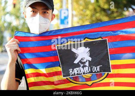 Demonstration vor den Büros des FC Barcelona, in der der Rücktritt des Vereinsvorsitzenden Josep Maria Bartomeu gefordert wird und dass Leo Messi das Team von Barça nicht verlässt, am 26.. August 2020.(Foto: Joan Valls/Urbanandsport /NurPhoto) Stockfoto