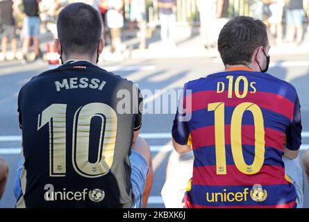 Demonstration vor den Büros des FC Barcelona, in der der Rücktritt des Vereinsvorsitzenden Josep Maria Bartomeu gefordert wird und dass Leo Messi das Team von Barça nicht verlässt, am 26.. August 2020.(Foto: Joan Valls/Urbanandsport /NurPhoto) Stockfoto