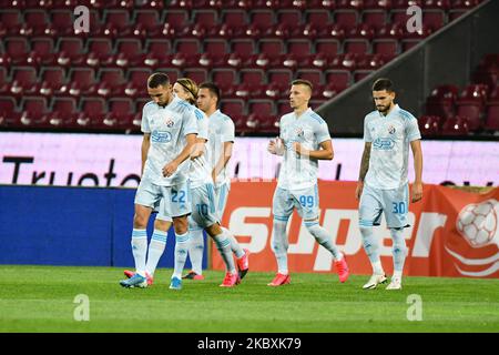 Die Spieler von Dinamo Zagreb, die am 26. August 2020 im Stadion Constantin Radulescu in Cluj-Napoca, Rumänien, das Feld während des Spiels der zweiten UEFA Champions League Qualifying Round zwischen CFR Cluj und Dinamo Zagreb betreten. (Foto von Flaviu Buboi/NurPhoto) Stockfoto