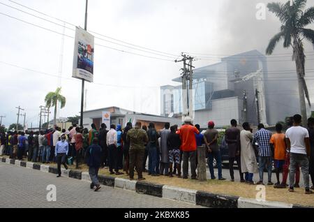 Am 26. August 2020 versammelten sich Krähen am Schauplatz eines Feuerausbruchs in der Niederlassung der Access Bank in der Adetokunbo Ademola Street auf Victoria Island in Lagos. (Foto von Olukayode Jaiyeola/NurPhoto) Stockfoto