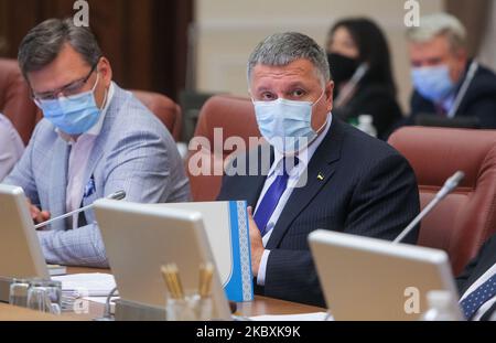 Der Innenminister Arsen Aakov (R) und der Außenminister Dmytro Kuleba nehmen am 26. August 2020 an der Kabinettssitzung in Kiew, Ukraine, Teil. Kabinettssitzung. (Foto von Sergii Chartschenko/NurPhoto) Stockfoto