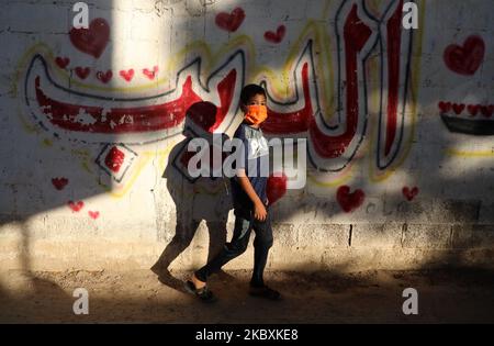 Ein palästinensischer Junge trägt eine Gesichtsmaske, als er am 26. August 2020 neben seinem Haus in Gaza-Stadt, Palästina, geht. (Foto von Majdi Fathi/NurPhoto) Stockfoto