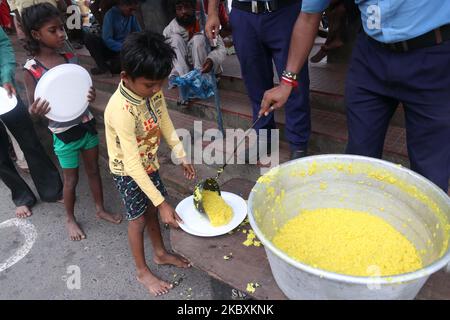 Unterprivilegierte Menschen, die während der zweiwöchentlichen Sperrung nach der COVID-19-Pandemie am 27,2020. August in Kalkutta, Indien, auf kostenlose Nahrung vor dem Bahnhof Howrah warten. (Foto von Debajyoti Chakraborty/NurPhoto) Stockfoto