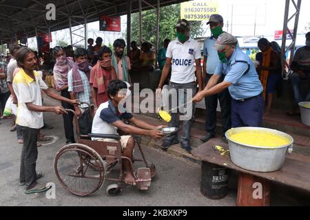 Unterprivilegierte Menschen, die während der zweiwöchentlichen Sperrung nach der COVID-19-Pandemie am 27,2020. August in Kalkutta, Indien, auf kostenlose Nahrung vor dem Bahnhof Howrah warten. (Foto von Debajyoti Chakraborty/NurPhoto) Stockfoto