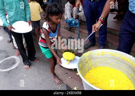 Unterprivilegierte Menschen, die während der zweiwöchentlichen Sperrung nach der COVID-19-Pandemie am 27,2020. August in Kalkutta, Indien, auf kostenlose Nahrung vor dem Bahnhof Howrah warten. (Foto von Debajyoti Chakraborty/NurPhoto) Stockfoto